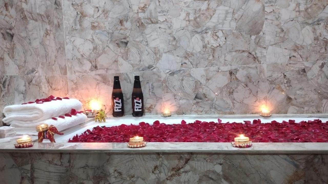 מוזאפרפור Hotel Central Square "A Couple Friendly Hotel" מראה חיצוני תמונה
