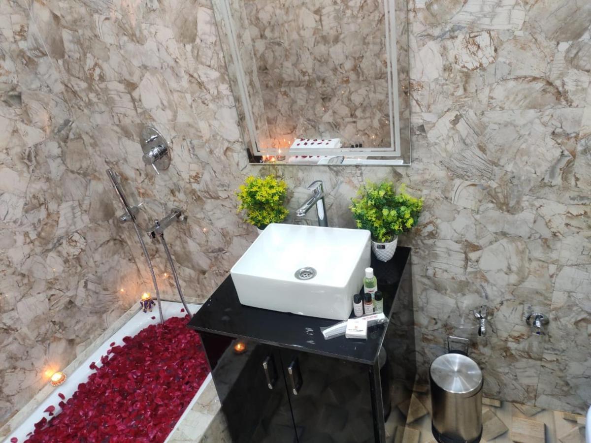 מוזאפרפור Hotel Central Square "A Couple Friendly Hotel" מראה חיצוני תמונה