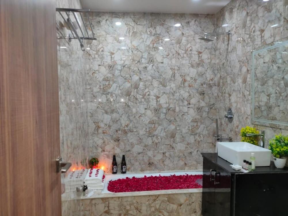 מוזאפרפור Hotel Central Square "A Couple Friendly Hotel" מראה חיצוני תמונה