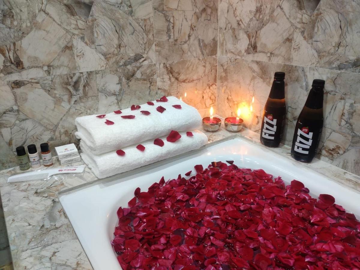 מוזאפרפור Hotel Central Square "A Couple Friendly Hotel" מראה חיצוני תמונה