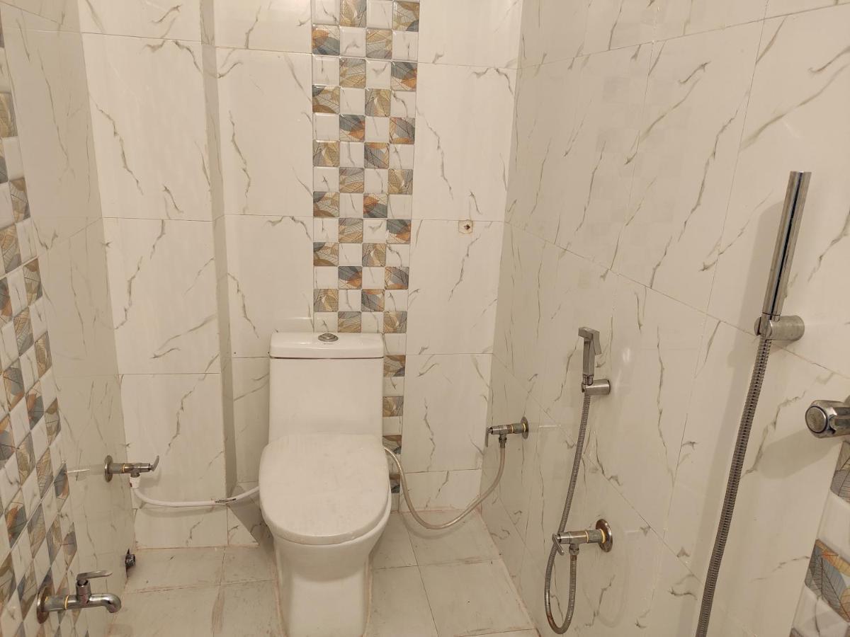 מוזאפרפור Hotel Central Square "A Couple Friendly Hotel" מראה חיצוני תמונה